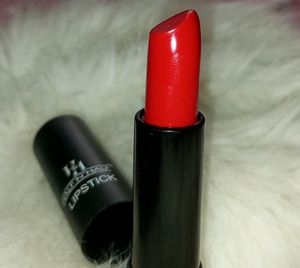 Half n हाफ red lipstick🍒