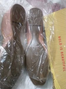 Embroidered Mojaris Flats