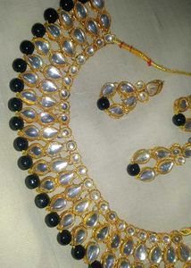 Black Heavy Kundan Jewellery Set, Piece Of 4