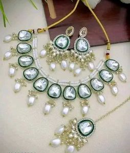Elegant Kundan Jewelry Set