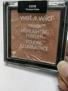 Wet N Wild Highlighter(Shade-precious Petals)