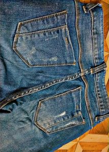 🎀 Distressed Jeans 👖