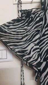 beautifull black and white printed cold shoulder d