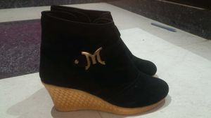 BLACK BOOTS