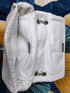 White 🤍 Sling bag👜