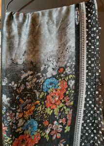 Floral Print Saree with unstitched blouse piece.