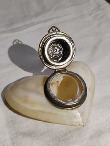 Hair Claw Clips &amp; Heart- Shaped Sindoor Box