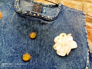 All types of children&#39;s clothes are available.