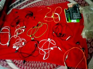 1o Headphones , One Conector.