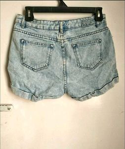 Beautiful Crop Top And Kiabi Shorts