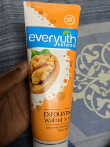 Everyuth Naturals Exfoliating Walnut Scrub