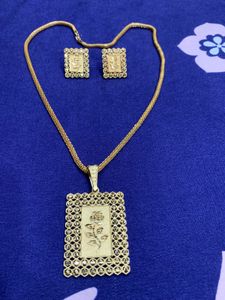 Rose Pendant Necklace