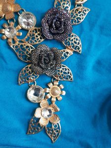 New Trending Necklace In Complete Good Condition.