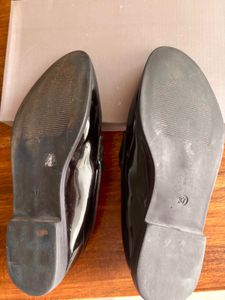 black loafers in patent shiny leather