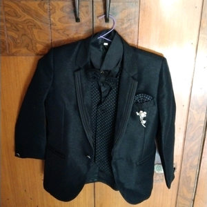 twice worn 5 piece suit for 4 year old boy