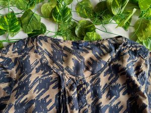 GAP Women’s Navy and Tan Shirt
