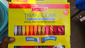 Camel Triangular Plastic Crayon