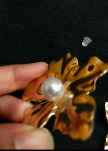 H&amp;M Inspiration Statement Big Hot Pearl Earring