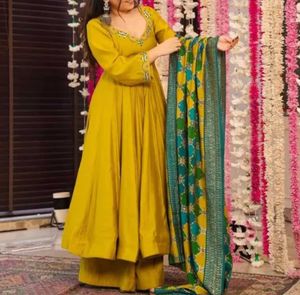 Kurta set With Dupatta And Bottomwear