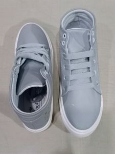 🆕 Fancy Female Shoe Size 5 👟
