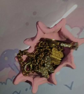 A Ring ro pendet holder
