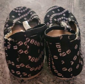 Black &amp; White Bandhani Toe Ring Flats