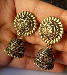Medium Golden Jhumka Earrings
