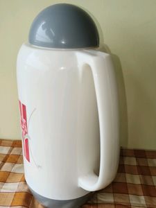 Milton Vacuum Thermos Flask And 6 Cups
