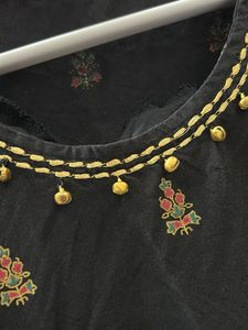 BLACK SLEEVELESS KURTHI