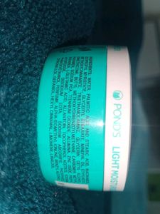 Pond&#39;s Light Moisturiser