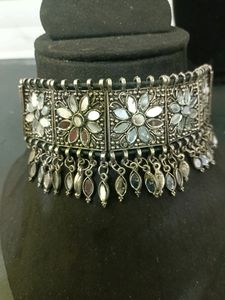 Attractive Mirror Choker