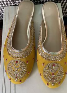 Embroidered yellow Mules