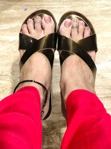 Sleek Black &amp; Gold Criss-Cross Slides