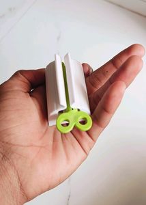 Rolling Tube Toothpaste Squeezer Toothpaste Seat Holder Stand Rotate Toothpaste Dispenser
