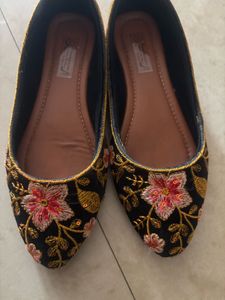 Floral Embroidered Velvet Juttis