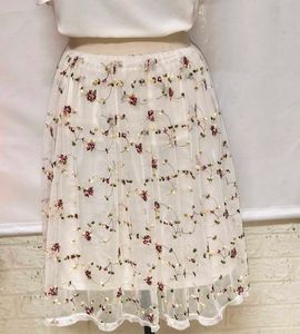 Forever 21 Floral Embroidery 🪡 Off White Skirt