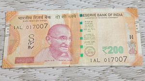 Rare 007 Series 200 Rs. Note