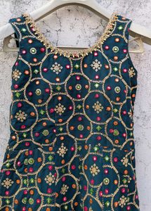 🌸Elegant Embroidered sharara Suit Set 🌸