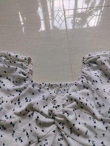 Triangle Print Puff Sleeve Crop Top