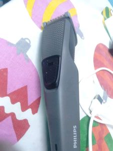 Phillips Charged Trimmer With Data Cable