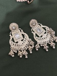 earing with clutcher