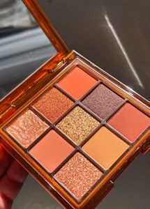 Huda Beauty Obsession Pallete :- Caramel