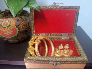 Gold Tone Jewelry Set: Bangles & Earrings