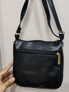 BLACK SLING BAG