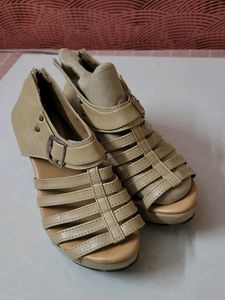 Price Drop 🥳Beautiful Beige Wedges