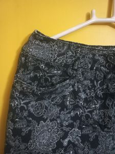 Black With White Printed Capri Pants| Knee Length