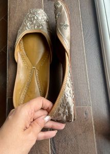 Silver Embellished Juttis