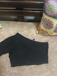 Chic One-Sleeve Crop Top