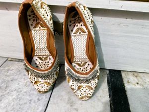 Embroidered Juttis