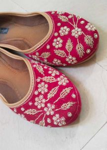 Embroidery Mojari